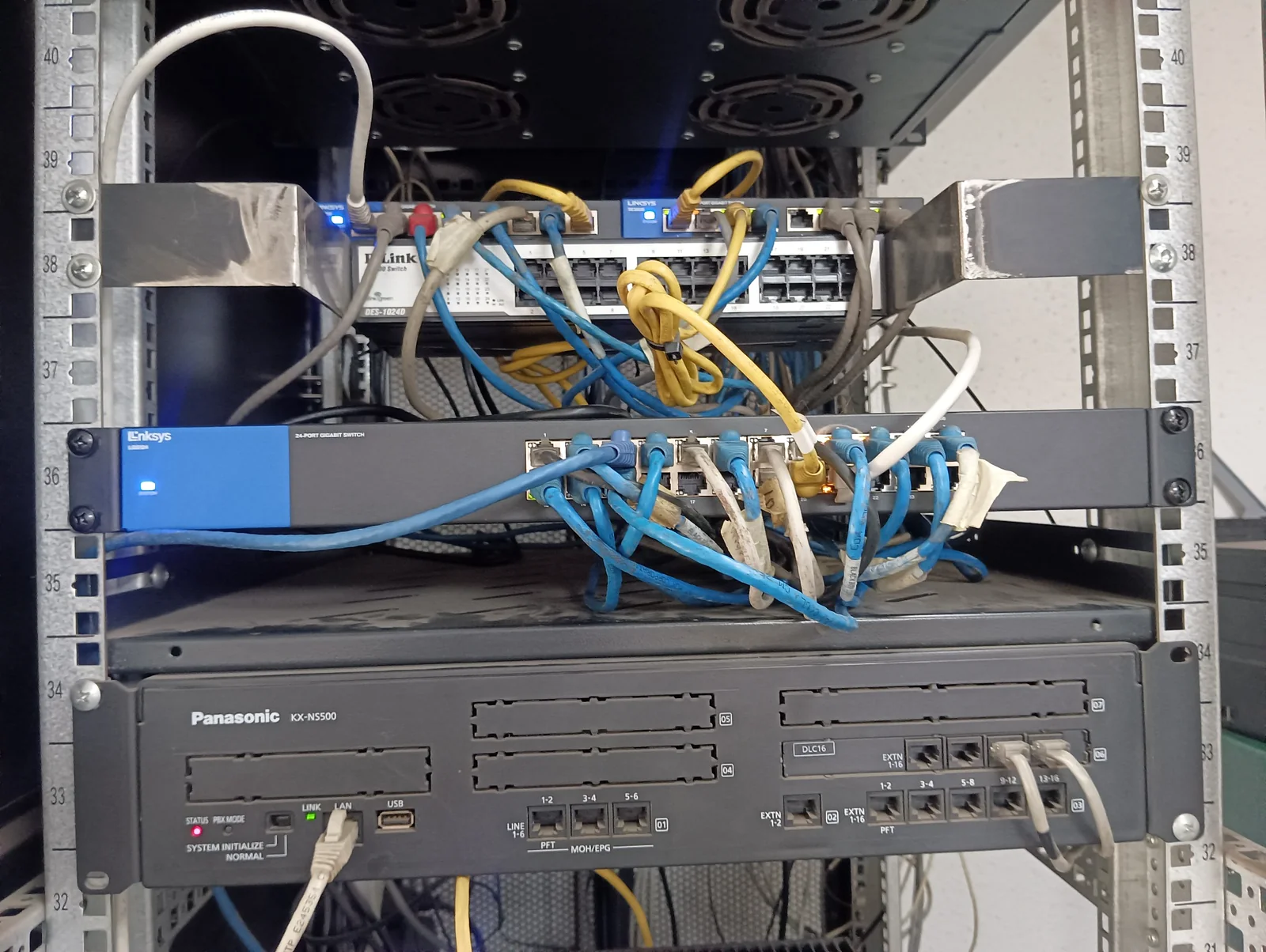 Rack de comunicaciones intervenido por FastComputer con switches y central telefónica